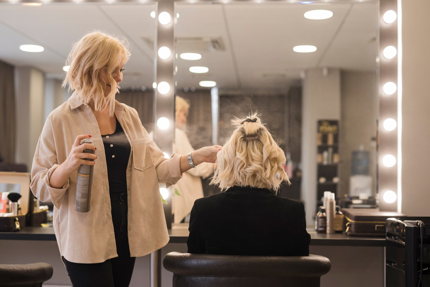 chica-rubia-arreglandose